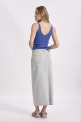 Top tejido de punto color azul eléctrico, con escote en V pronunciado y tirantes anchos.