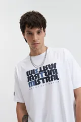 Remera blanca de manga corta con estampado frontal con la palabra "Mistral" en azul y negro.