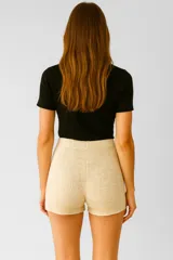 Short color crema de acrílico, tiro alto y corte ajustado.