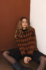 Buzo tejido con diseño de rombos de colores: amarillo, verde, rojo y violeta.