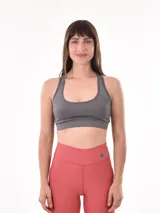 Top deportivo gris oscuro con breteles anchos y espalda deportiva.