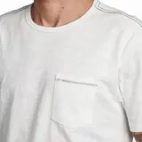 Remera blanca de manga corta con bolsillo en el pecho.