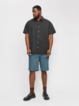 Short chino de lino color celeste, de corte relajado, cintura media y ajuste cómodo. Cuenta con cintura elástica con cordón ajustable, bolsillos frontales y traseros funcionales.