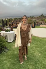 Vestido largo marrón con volados verticales, tajo delantero y espalda baja con tiras ajustables.