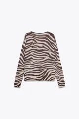 Jersey de punto fino con estampado de cebra en tonos marrón y blanco, de cuello redondo y manga larga.