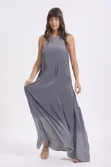 Vestido largo gris con efecto degradado en el ruedo, corte holgado y cuello redondo.