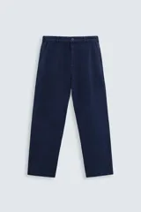 Pantalón de corte regular fit en color azul marino, confeccionado en una mezcla de lyocell y algodón. Presenta bolsillos frontales inclinados, bolsillos traseros de vivo y cierre frontal con cremallera y botón.