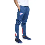 Pantalón de jogging azul con puños ajustados, cintura elástica con cordón de ajuste y bolsillos laterales. Presenta el escudo del Club Nacional de Football en el muslo izquierdo y el logo de Umbro en el muslo derecho. Tiene una franja vertical roja en la parte inferior de cada pierna.