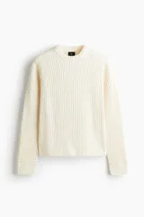 Buzo de punto texturizado suave de chenille, color crema, con cuello redondo ribeteado, hombros caídos y puños y bajo en punto acanalado.