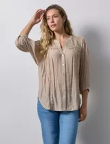 Blusa color beige de gasa, marca Figueroa & Flower. Cuello a la base, escote en V y abertura central con botones. Hombros y espalda en crochet. Manga 3/4 amplia con puño y botón.