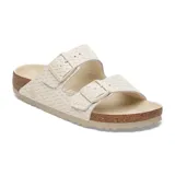 Sandalias Birkenstock Arizona color crudo con textura tejida, doble correa ajustable con hebillas y plantilla anatómica de corcho.