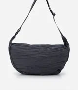 Bolso hobo mediano color gris oscuro con textura plisada y correa transversal ajustable.