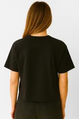 Remera manga corta color rosa con estampado de texto en el frente, de corte holgado y cuello redondo.