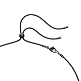 Colgante con cristal transparente talla octogonal, engarzado en metal plateado y cordón negro ajustable.