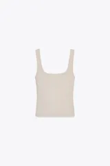 Camiseta color beige de corte slim fit, con escote cuadrado y tirantes anchos.