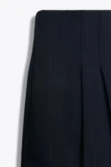 Pantalón de vestir azul marino con raya diplomática, tiro medio, corte wide leg, pinzas delanteras, bolsillos traseros y cierre frontal con cremallera y doble botón. Colección Zara Woman.