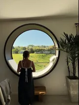Vestido de lino color negro con escote recto y detalle de lazo en la espalda, breteles regulables y diseño ligero.