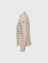 Campera corta Moncler modelo Igelle, color beige, con cierre frontal y cuello alto.