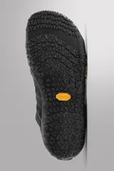 Sandalia técnica negra para hombre, con capellada de tejido técnico con aberturas laterales, puntera y talón reforzados, ajuste con cordones y suela Vibram.