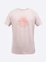 Remera de manga corta, cuello redondo y calce regular, color rosa melange con puntos oscuros. Presenta un pequeño aplique de badana en el borde inferior.