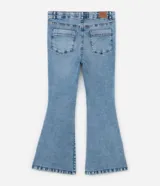 Pantalón de jean azul claro, modelo flare, con cintura elástica, trabillas para cinturón, bolsillos delanteros y traseros, y botón en forma de flor.