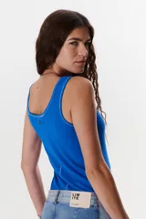 Musculosa marrón de algodón con cuello redondo y ribete plateado.