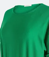 Blusa cropped verde de malla flamé, con cuello redondo, manga corta con doblez y elástico en el bajo.