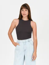 Musculosa negra ajustada al cuerpo, con cuello redondo y diseño de tirantes anchos tipo halter.