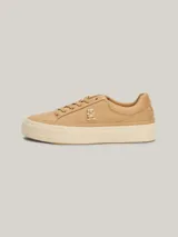 Zapatillas Tommy Hilfiger color beige de lino orgánico con monograma TH dorado en el lateral.