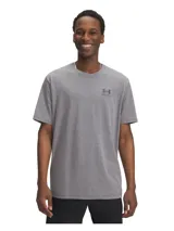 Remera gris de hombre marca Under Armour, de corte clásico, manga corta y cuello redondo. Presenta el logo de la marca en el pecho.