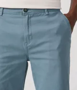 Bermuda masculina de corte slim, confeccionada en sarga lisa color blanco. Cuenta con bolsillos laterales, cierre con botón y cremallera, y trabillas para cinturón.