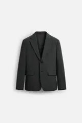 Blazer regular fit confeccionado en tejido con 17% de lana. Cuello con solapas de muesca. Manga larga acabada en puño con detalle de botones. Bolsillo de vivo en pecho y de solapa en cadera. Detalle bolsillo interior. Bajo con aberturas en espalda. Cierre frontal con botones.
