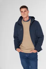 Campera negra de neopreno con interior de micropolar y capucha. Tiene bolsillos delanteros y en el pecho con cierre metálico personalizado.
