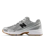 Championes New Balance 740 plateados con detalles en negro, blanco y marrón.