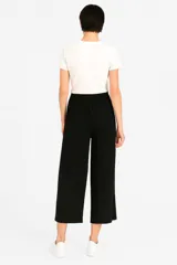 Pantalón culotte negro de tiro alto.