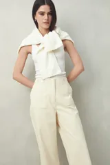 Pantalón blanco de algodón con corte recto y bolsillos delanteros grandes.
