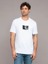 Remera blanca de algodón con cuello redondo y manga corta. Estampado frontal con el logo "ck Calvin Klein since 1968" dentro de un recuadro negro.