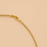 Gargantilla fina de oro amarillo 9k con diseño trenzado.