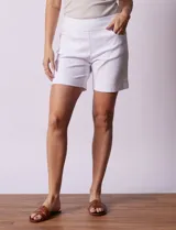 Short negro de gabardina elastizada con pretina ancha y bolsillos delanteros.