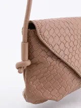 Cartera bandolera color nude con textura trenzada, solapa con cierre magnético y correa fina ajustable.