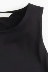 Body negro de punto elástico suave con escote redondo, breteles anchos y corte colaless.
