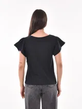 Remera negra de mangas cortas con detalle de calado en cuello y mangas.