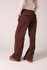 Pantalón de jean marrón chocolate, corte recto y tiro alto.