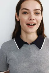 Remera gris de punto fino con cuello redondo y mangas cortas.