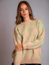 Sweater color beige con estampado de manchas abstractas en verde claro, de corte holgado y mangas largas.