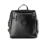 Mochila negra de símil cuero con acceso superior con cierre y múltiples bolsillos: uno interno con cierre, uno externo con cierre y dos externos abiertos. Tiene correa regulable, herrajes plateados, un compartimento principal y el logo de XL Extra Large grabado.