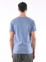 Remera celeste de corte slim con cuello henley y mangas cortas.