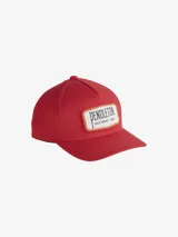 Gorra roja de cinco paneles en sarga de algodón, con visera curva, correa trasera ajustable y parche con logo bordado de Pendleton.
