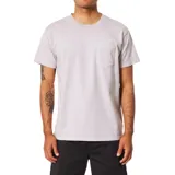 Remera violeta de manga corta con bolsillo en el pecho.