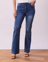 Jean bootcut de tiro alto marca Harmony & Havoc, con terminación de pierna acampanada, pretina con pasadores, botón y cierre. Delantera con bolsillos inclinados, trasera con bolsillos aplicados.